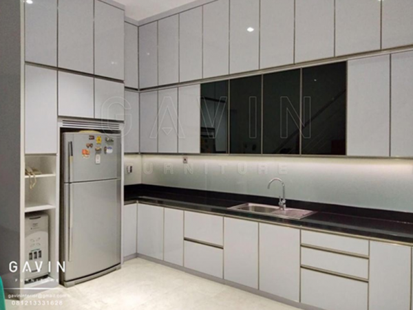 Kitchen set minimalis dengan desain glossy